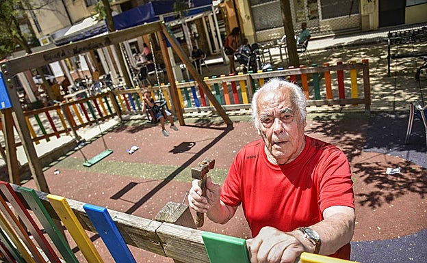 Imagen de archivo de Saturnino Pereira, repasando las tabillas de los columpios del parque del V Centenario. 