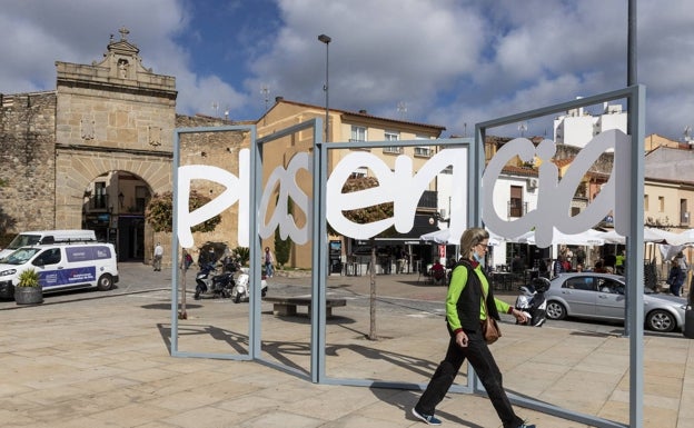 Las nuevas letras de Plasencia lucen ya en blanco en la Puerta del Sol. 