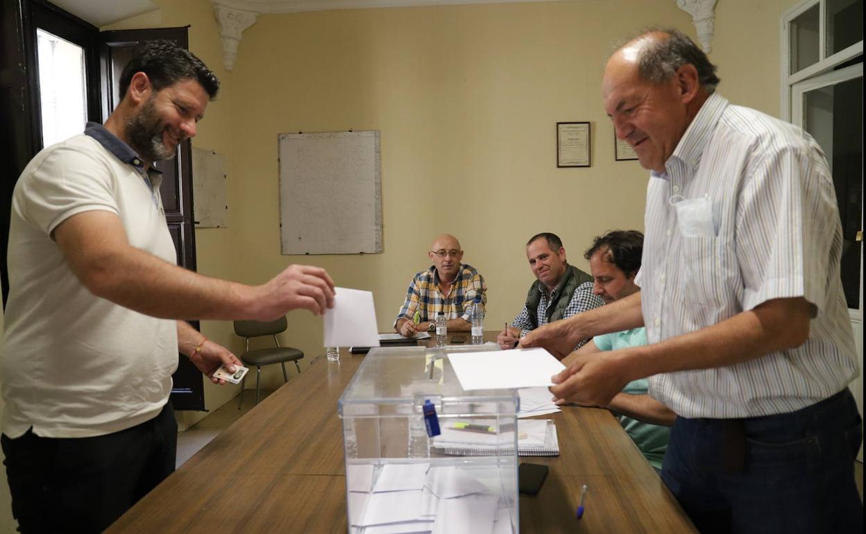 Un elector vota ayer en el colegio de Don Benito, ayer, durante las elecciones al campo. 