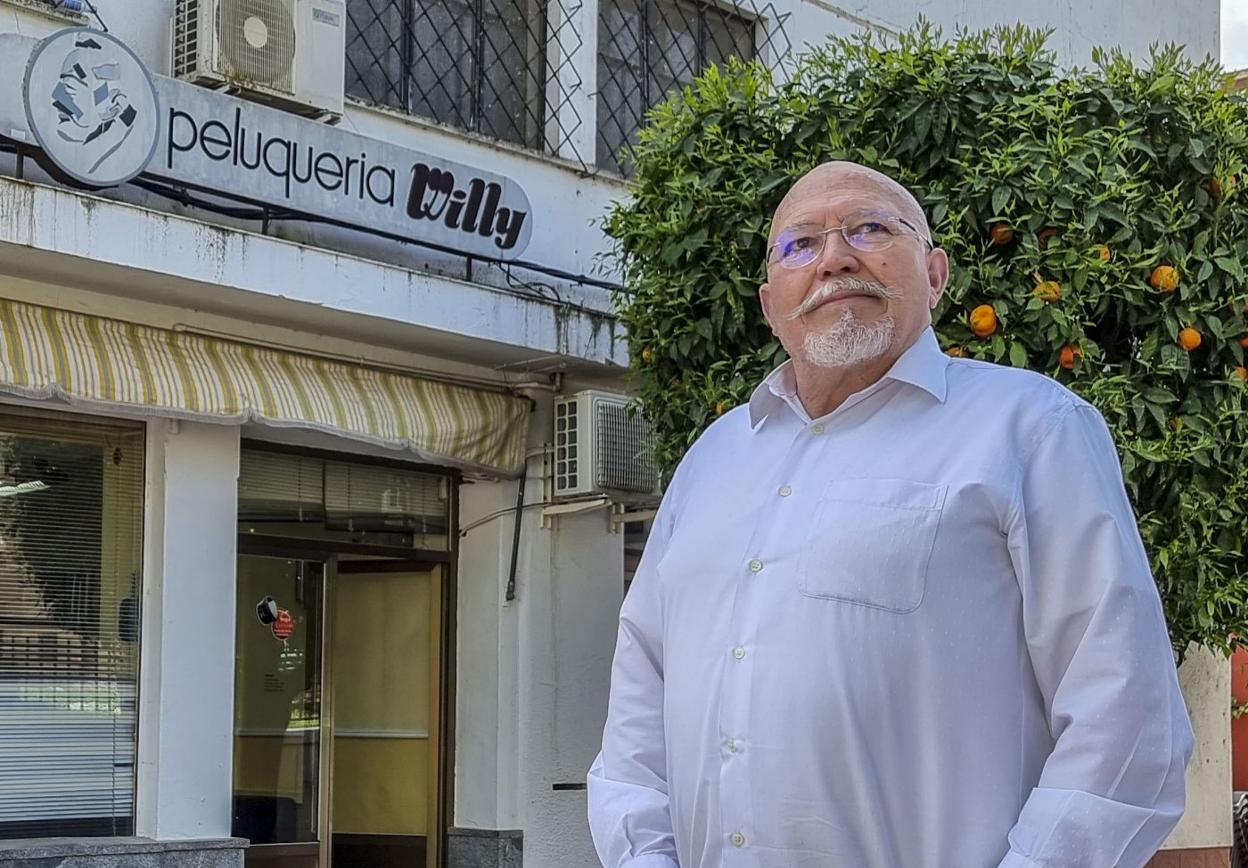 Willy, en la puerta de su peluquería. 