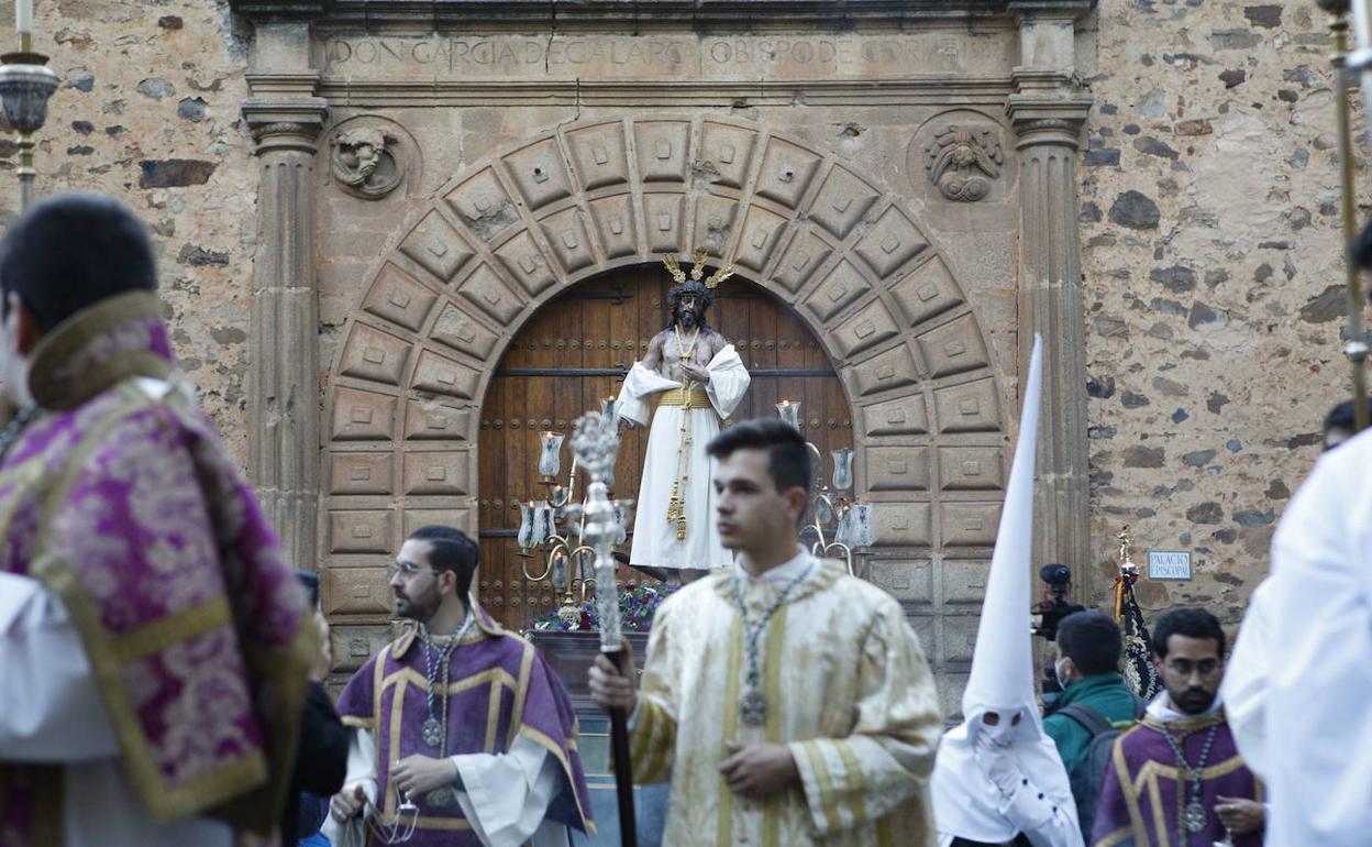 Salida de la procesión de la hermandad de Jesús Despojado, el pasado Martes Santo desde el Palacio Episcopal. 