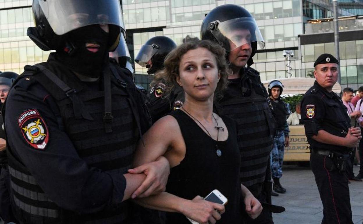 Maria Aliójina, durante una de sus dentenciones por la polícia rusa en 2019. 