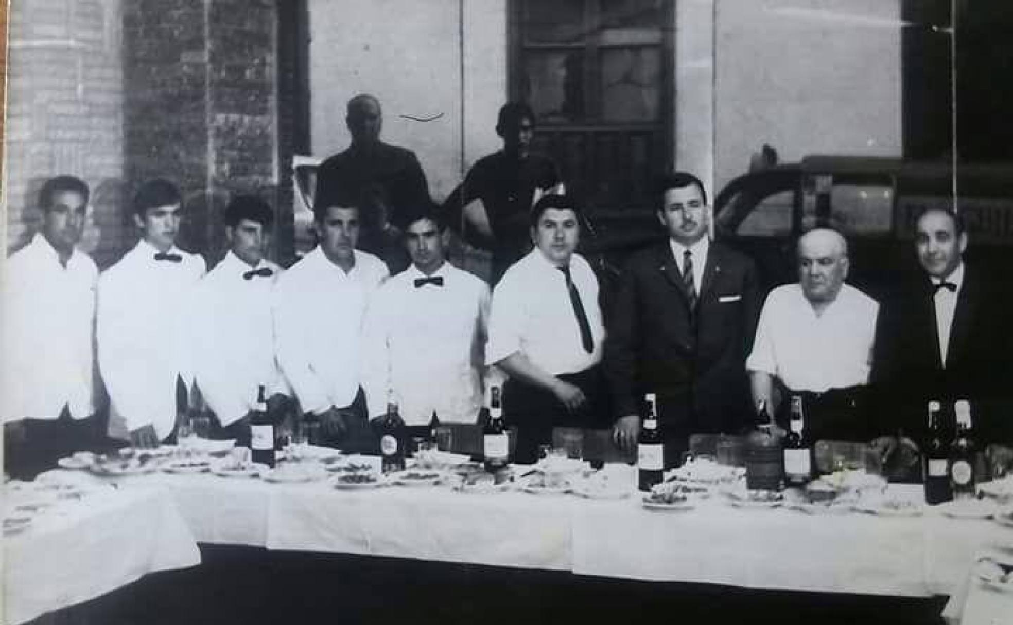 Plantilla inicial de El Pato con su fundador, Emilio Rey Holguín, con camisa blanca y corbata, y el padre de éste, Lorenzo Rey (segundo por la derecha). 
