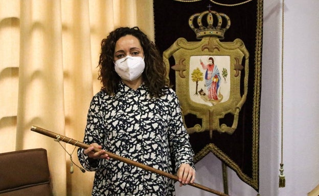 Virginia Borrallo, alcaldesa de Jerez, con el bastón de mando tras triunfar la moción de censura. 