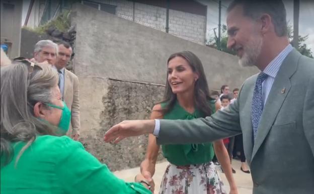 Puri Vázquez, también vestida de verde, saluda a Letizia en Pinofranqueado. 