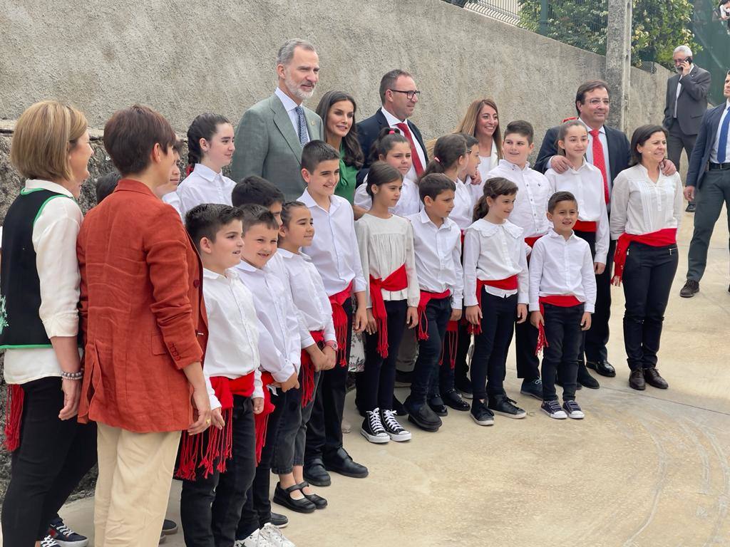 Los Reyes posan con niños hurdanos. 