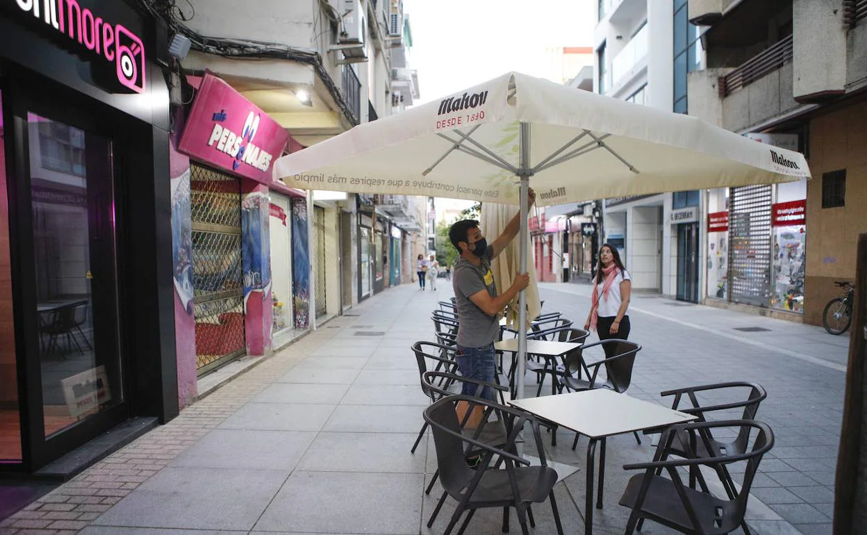 La única terraza que ha podido instalarse hasta el momento en la calle Gómez Becerra es la del restaurante japonés 'Sushimore'.