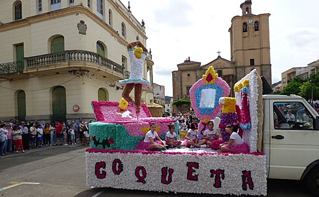 Carroza ganadora de la romería de Castuera, ayer. 
