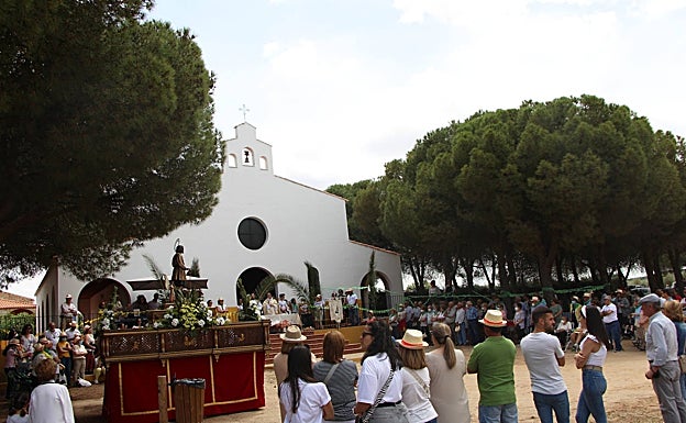 Misa en honor a San Isidro en la ermita del pantano de San Roque de Guareña. 