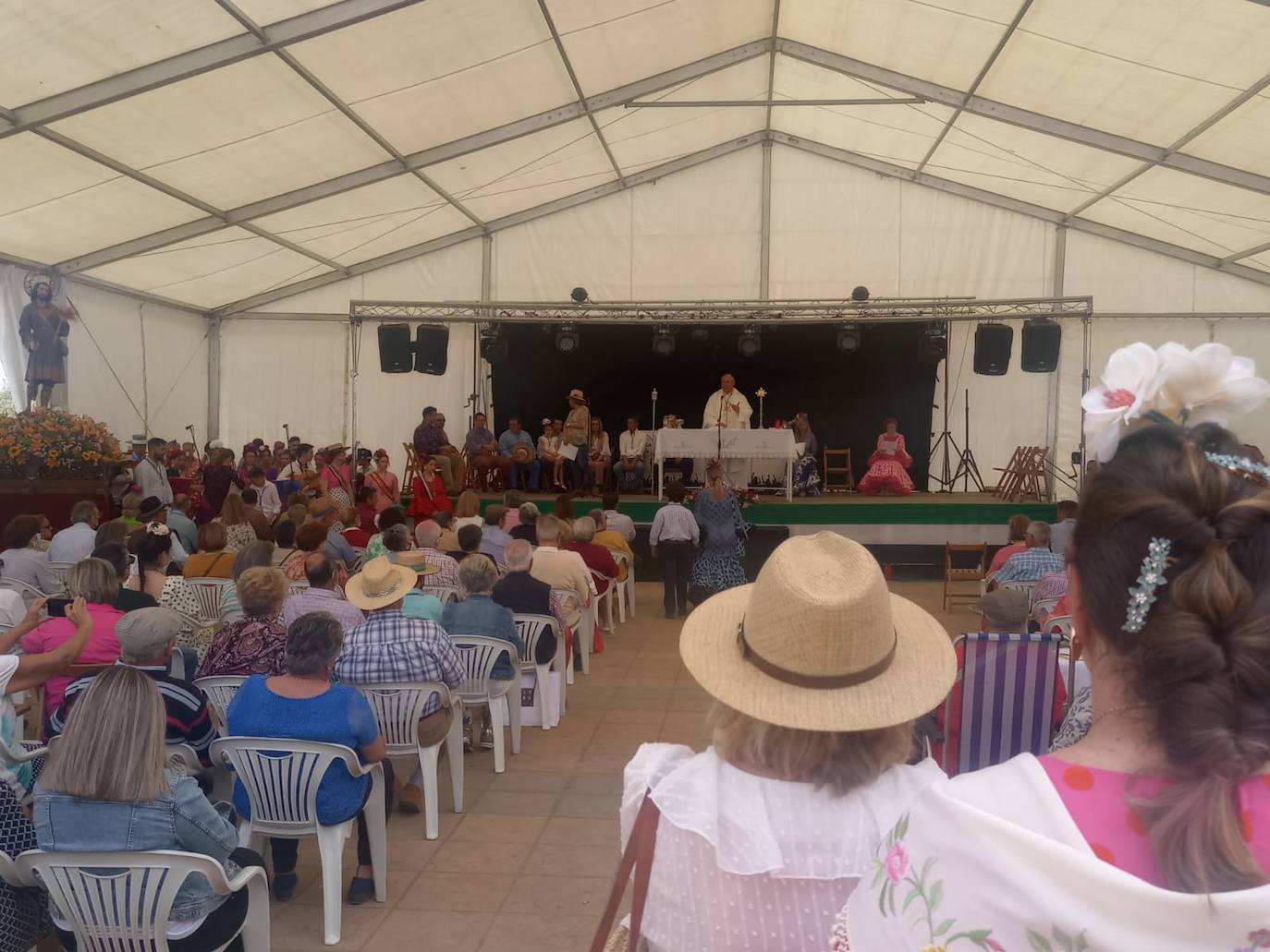 Cientos de romeros participaron en la celebración en honor a San Isidro en Fuente de Cantos, fiesta de interés turístico regional. 