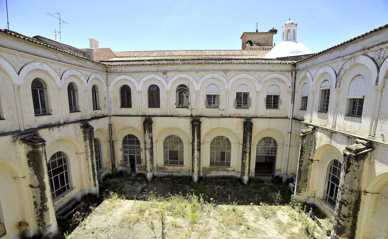 Este es el claustro mayor del convento de San Agustín, que se rehabilitará para acoger la Escuela de Artes y Oficios 'Adelardo Covarsí. 