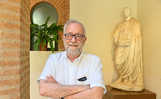Guillermo Kurtz con la estatua romana del emperador Tiberio