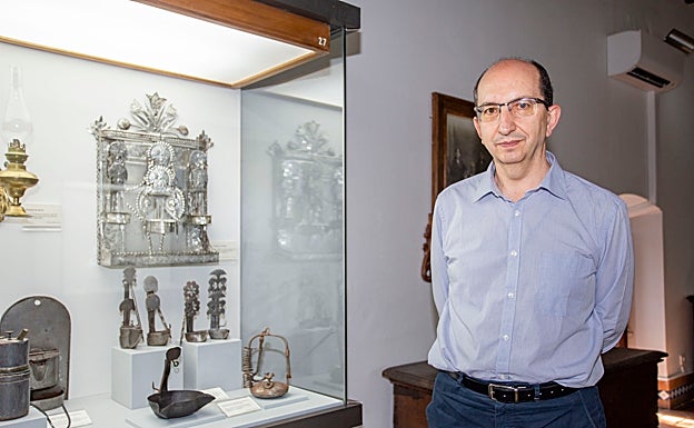 Juan Valadés junto a la pieza elegida