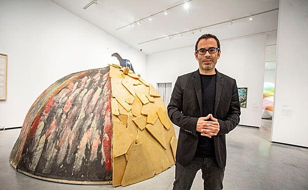 Miguel F. Campón junto a la obra del artista italiano Mario Merz