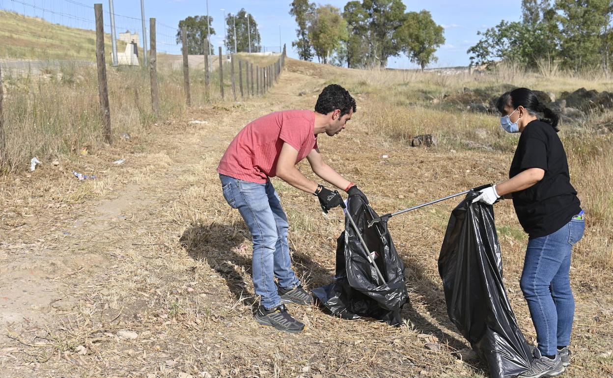 Limpiando las laderas de la Alcazaba. 