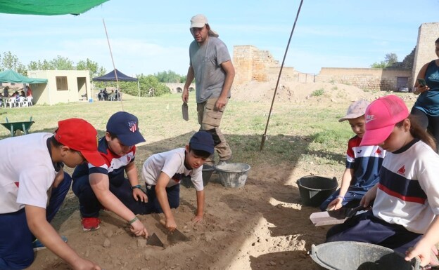 Un arqueólogo de la Escuela Profesional Barraeca en la Huerta de Otero. 