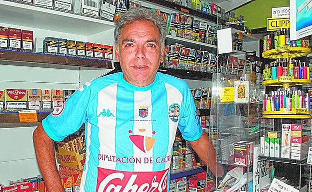 José Manuel, socio número 4, en su estanco de la calle Guijo. 