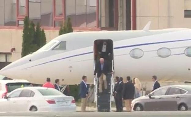 Imagen principal - Arriba. Juan Carlos I, en el momento de bajar del avión. Debajo. El rey emérito, entrando en el coche de Pedo Campos. Juan Carlos I saluda tras aterrizar en Vigo. 