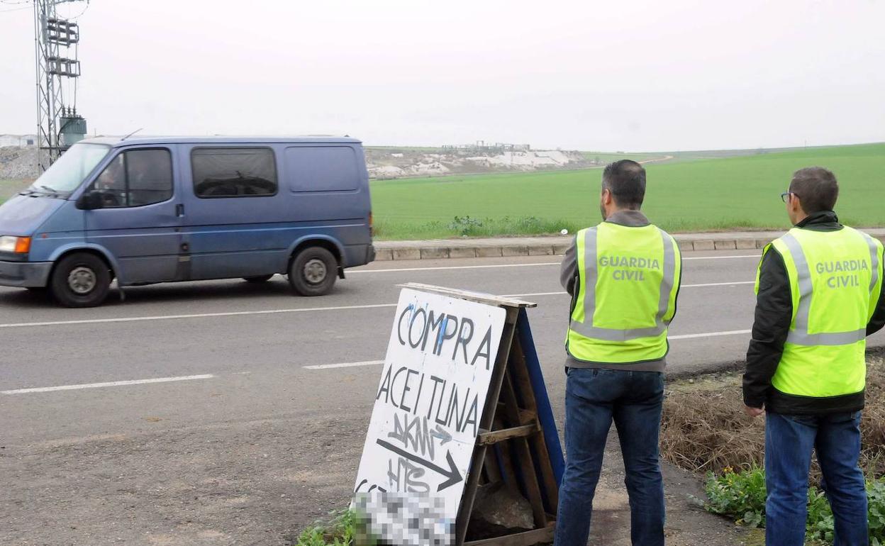 Guardia Civil controlando un punto de entrega de aceitunas en Extremadura. 