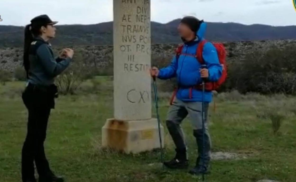Una agente de la Guardia Civil junto a un peregrino en un tramo de la Vía de la Plata a su paso por Cáceres.