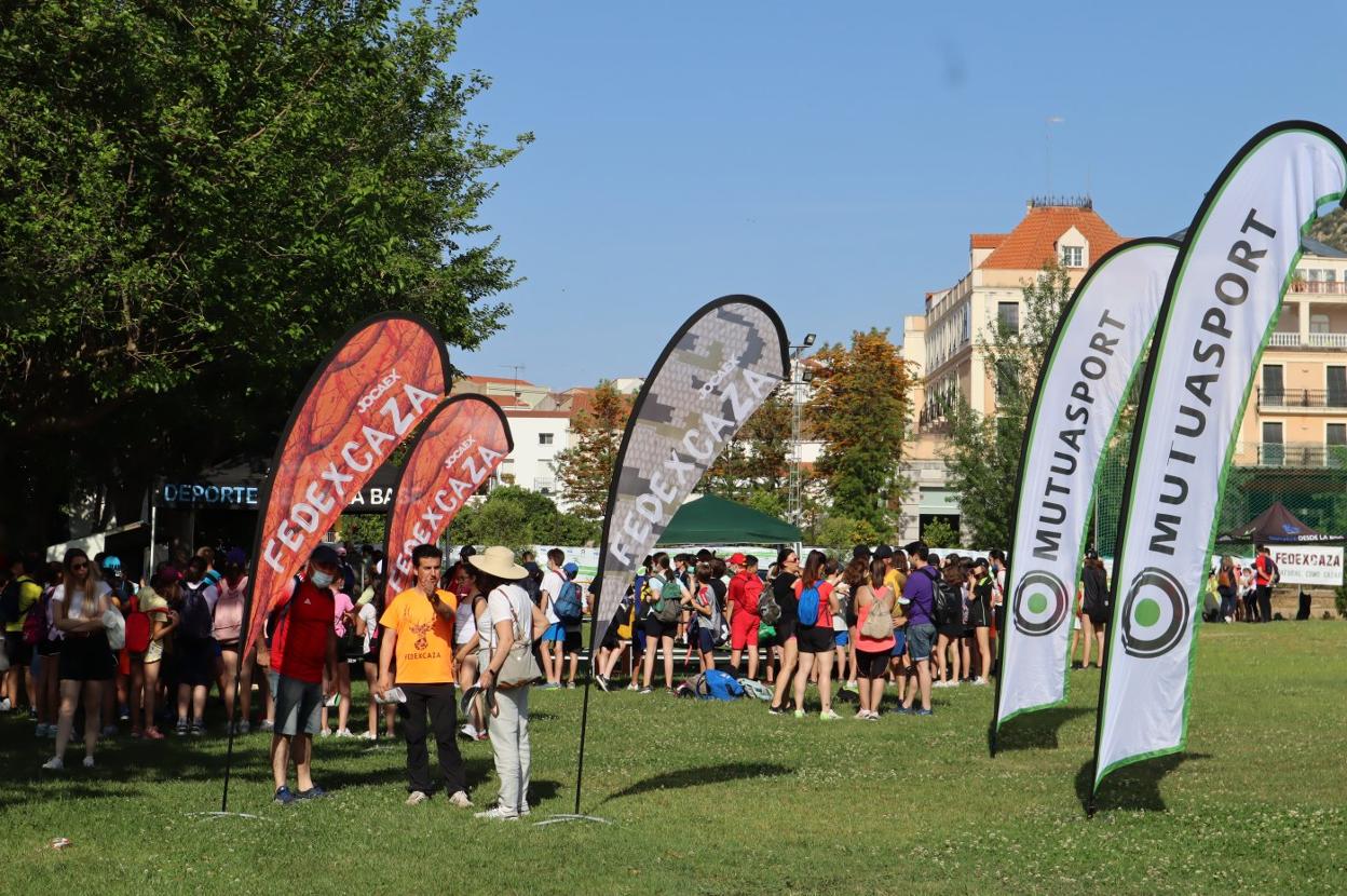 Desde las 09.30h los escolares comenzaron a llegar al campo de fútbol.