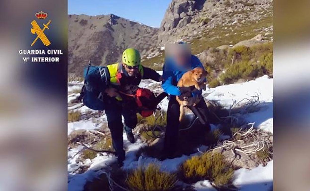 La Benemérita rescata a un senderista y su perro, el año pasado en Guijo de Santa Bárbara.