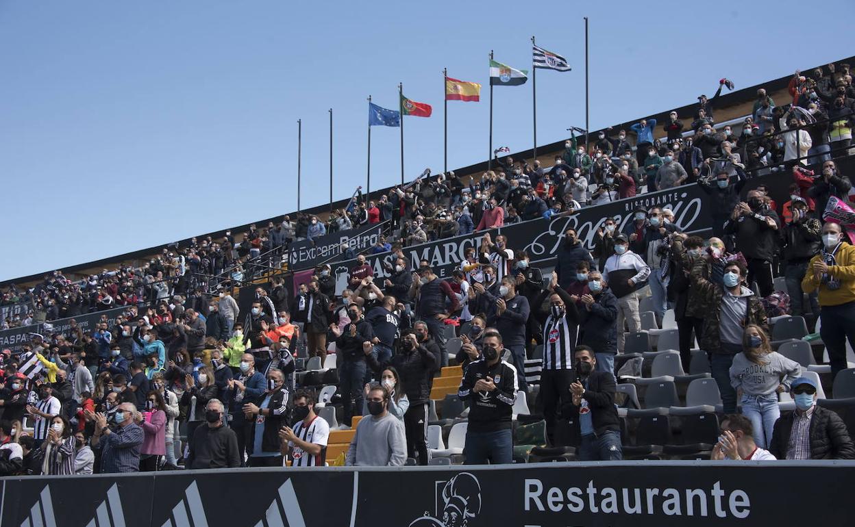 Aficionados blanquinegros en el Nuevo Vivero. 