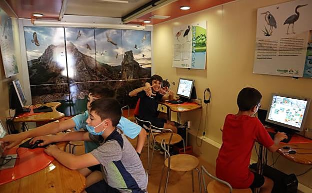 El ecobús les mostró un Aula de la Naturaleza.