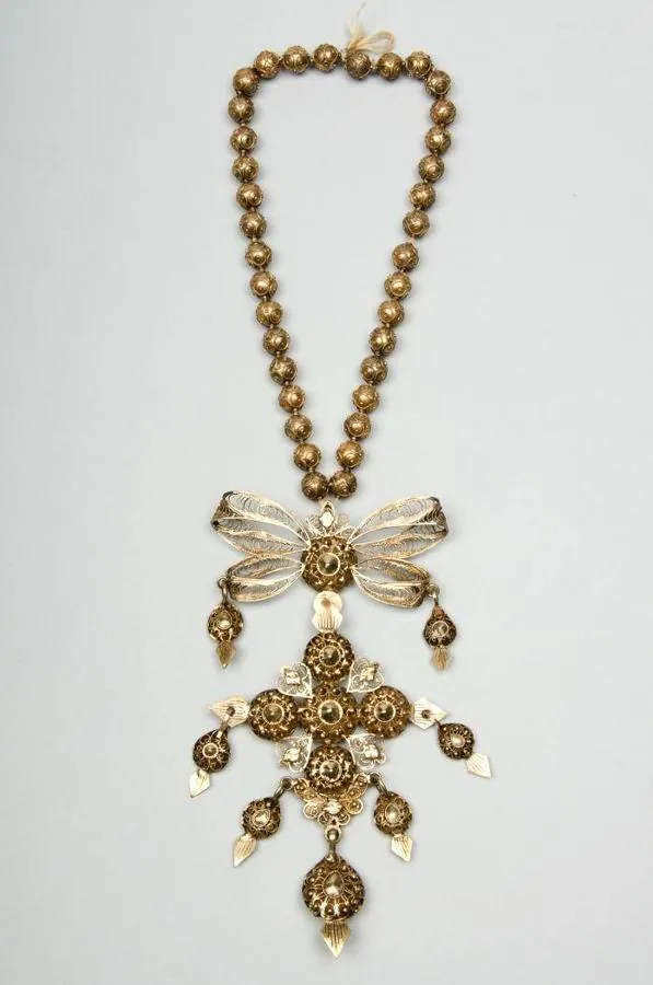 Collar de 'tembladera' extremeño del siglo XIX, de plata dorada.