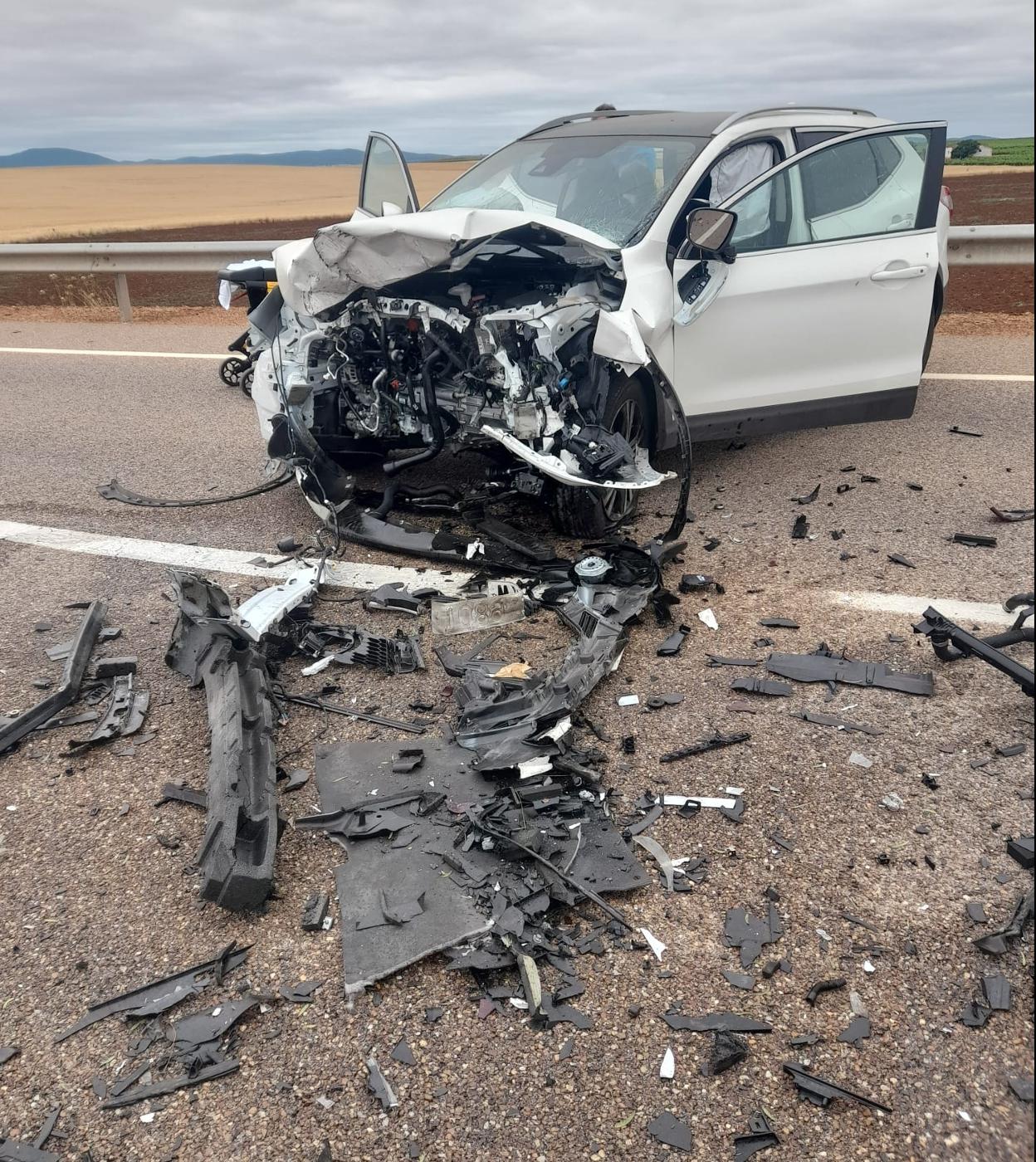 Así quedó uno de los vehículos implicados en el accidente frontal.