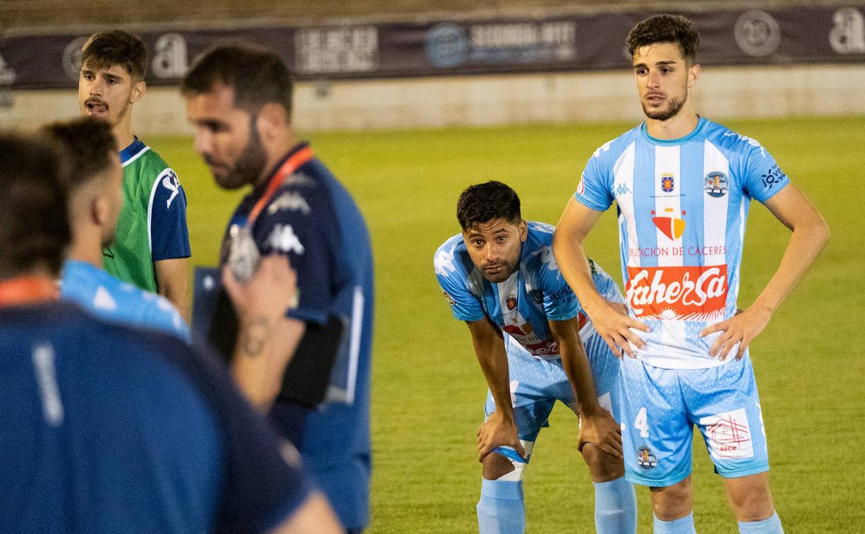 Gestos de contrariedad en los jugadores del Coria al final del partido. 