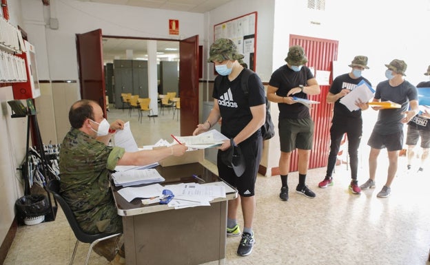 Los alumnos entregan su documentación antes de iniciar el periodo de formación. 