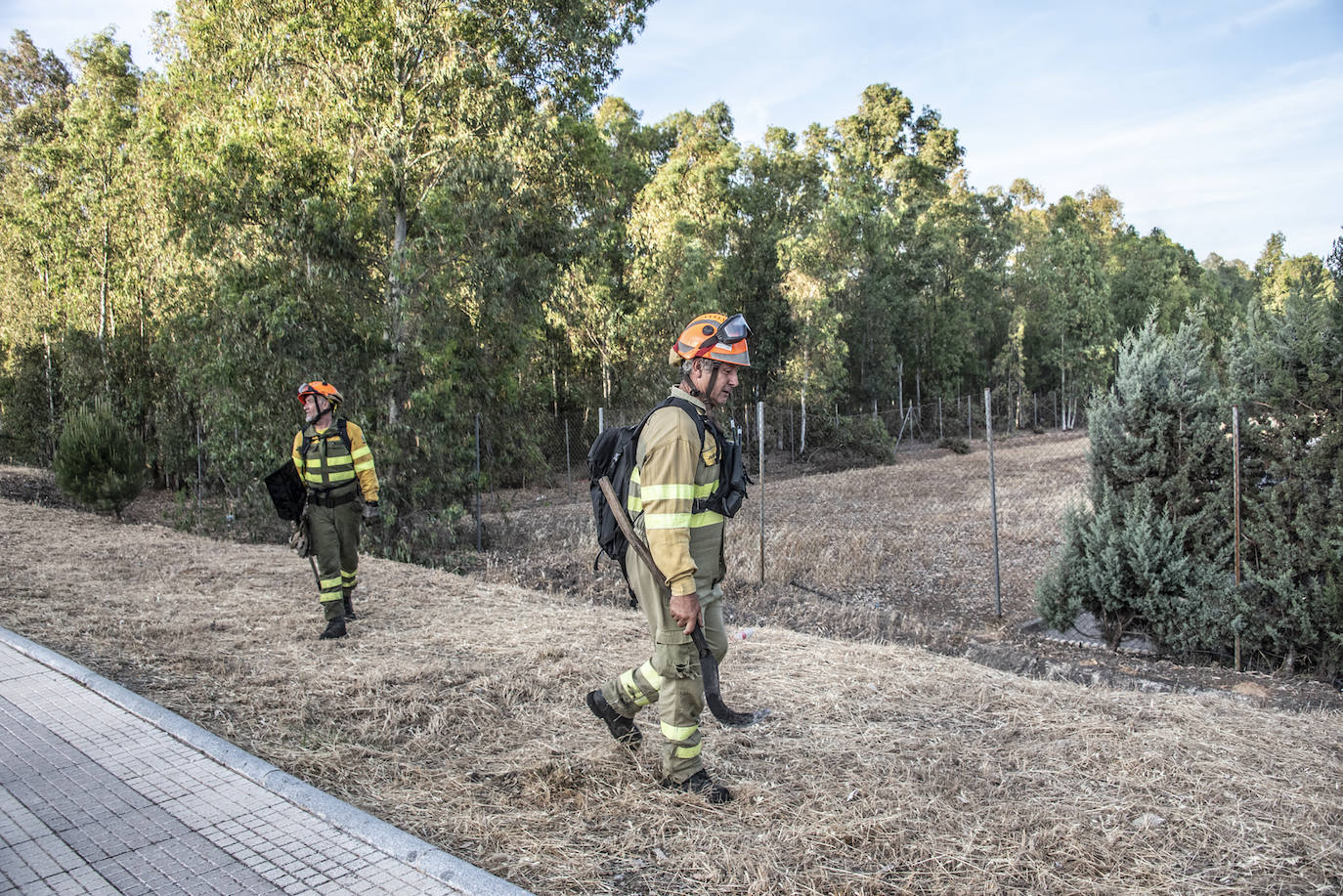 Fotos: El Infoex y los bomberos de Badajoz apagan un incendio cerca de El Faro