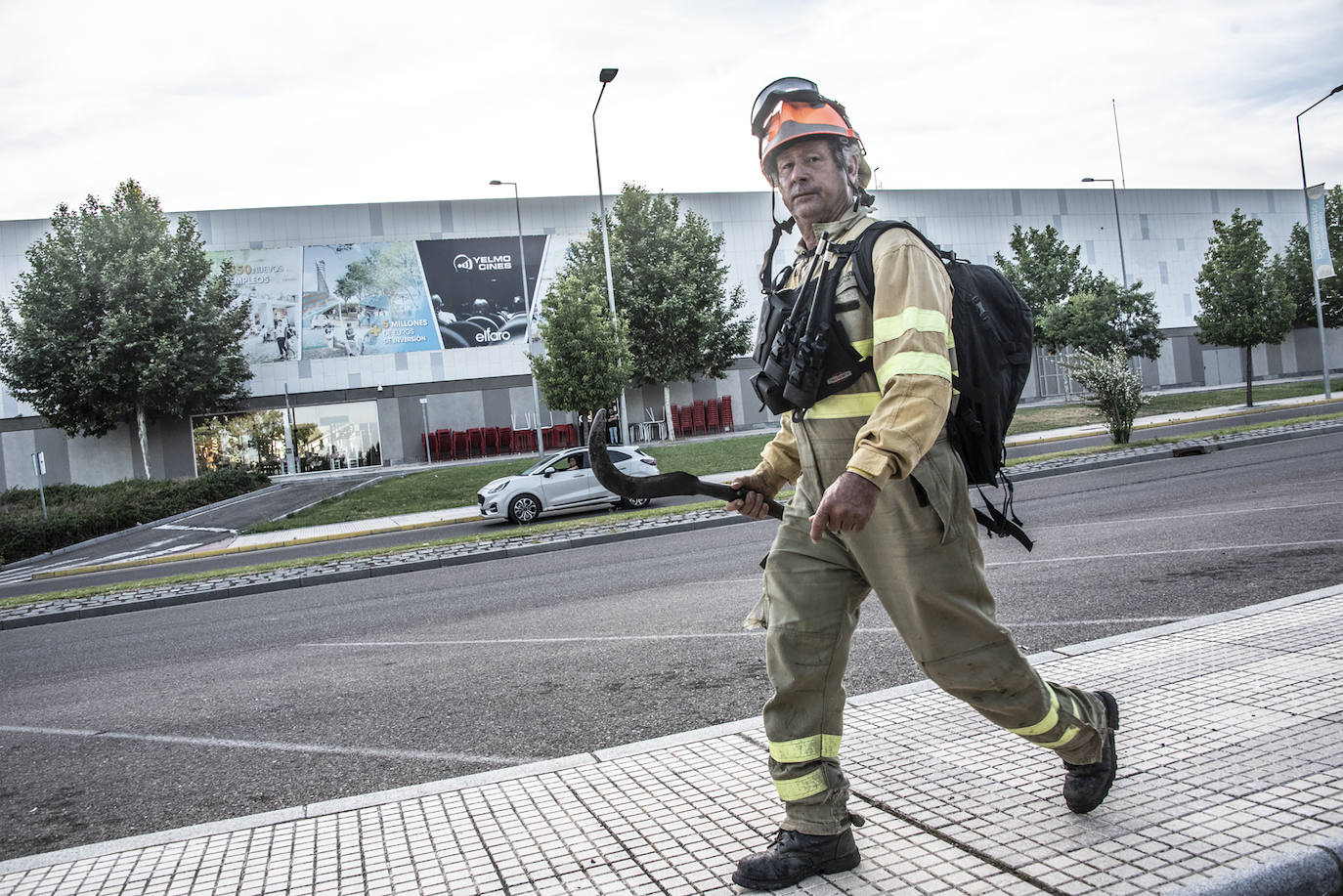 Fotos: El Infoex y los bomberos de Badajoz apagan un incendio cerca de El Faro