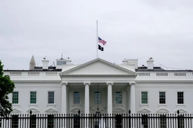 El presidente Biden ordena ondear las banderas a media asta en la Casa Blanca. 