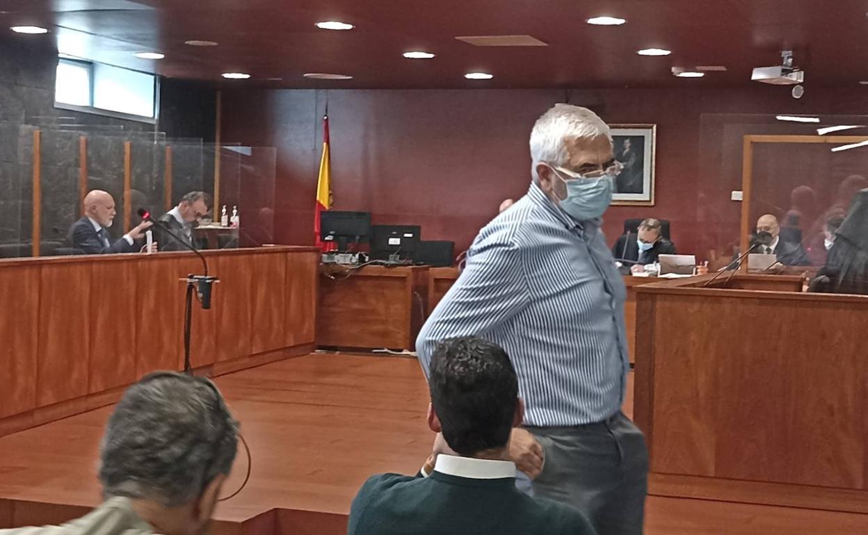 Juan Valle en el momento de levantarse del banquillo tras indicar el tribunal que el juicio empezará el 28 de junio. 