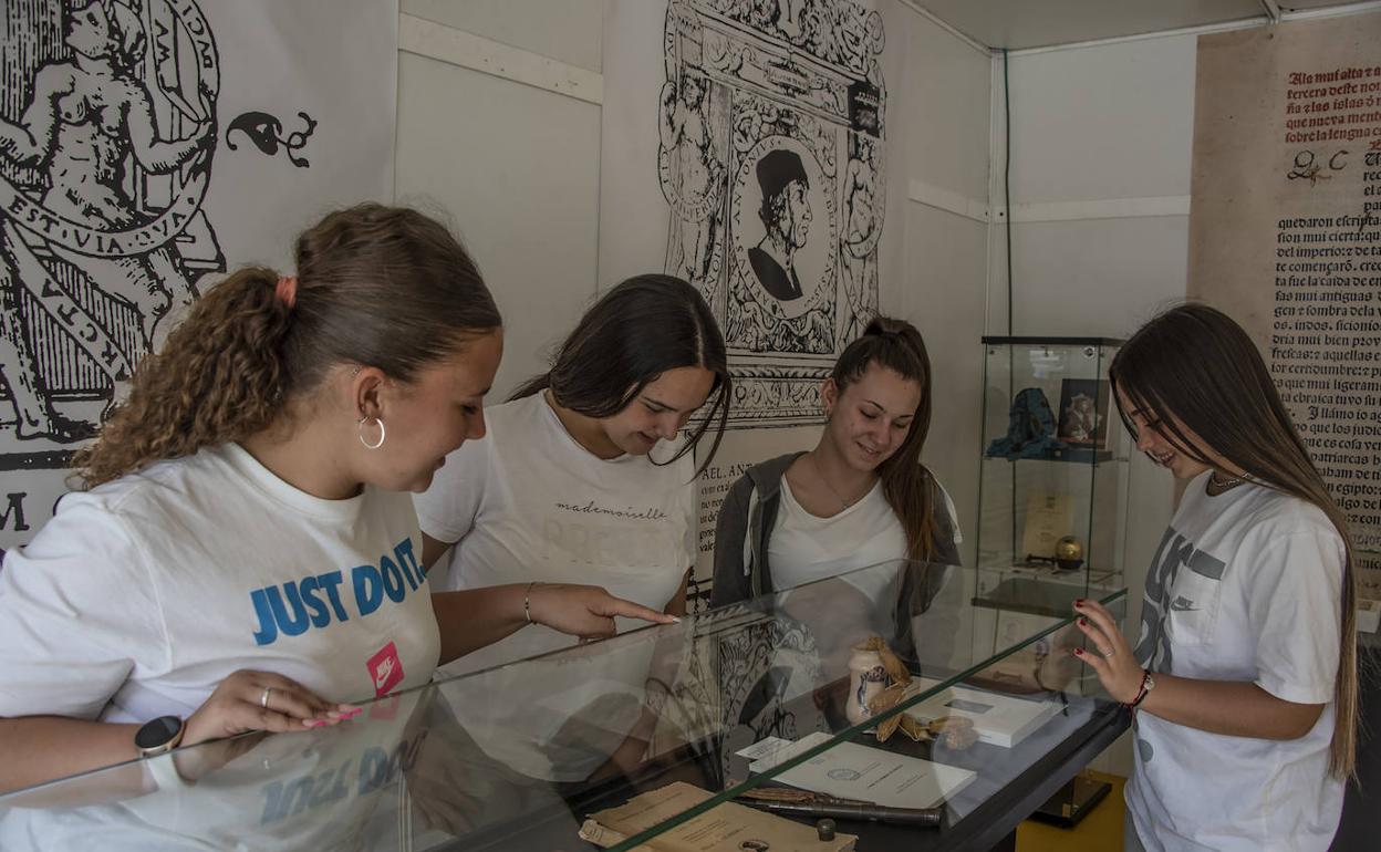 Exposición dedicada a Nebrija en la carpa que la Unión de Bibliófilos Extremeños tiene en la Feria del Libro de Badajoz. 