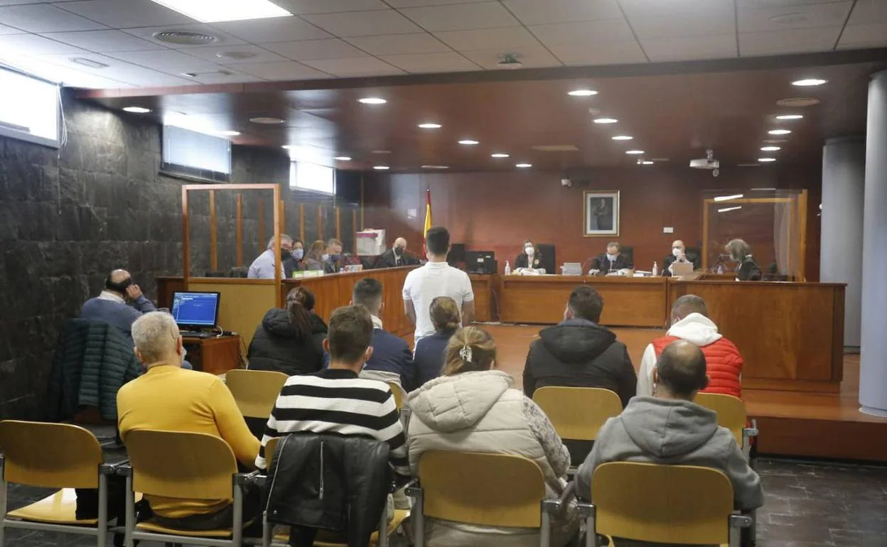 Los diez condenados en la primera sesión de su juicio en la Audiencia de Cáceres. 