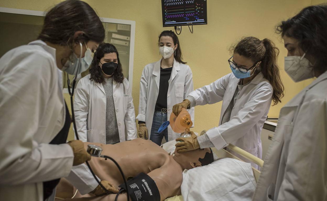 Alumnos de la Facultad de Medicina de Badajoz durante una clase.