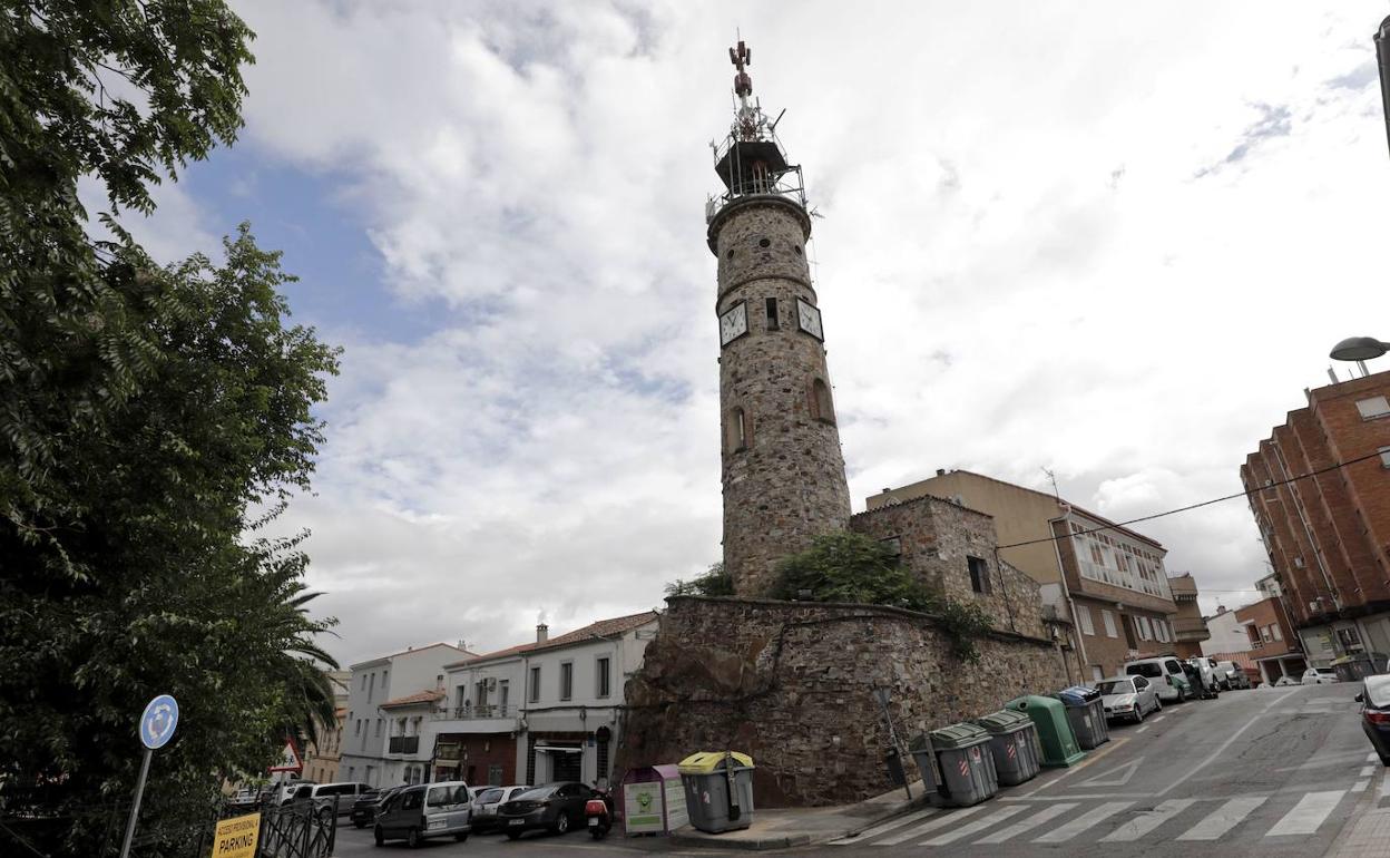 Torre del Trabajo, en la Plaza de Antonio Canales, repleta de antenas todavía. 