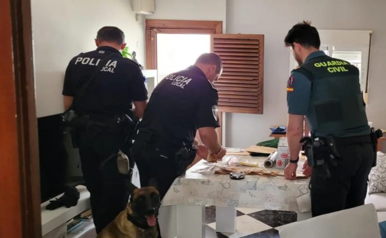 Agentes de la Policía Local de Fregenal y de la Guardia Civil en la operación. 