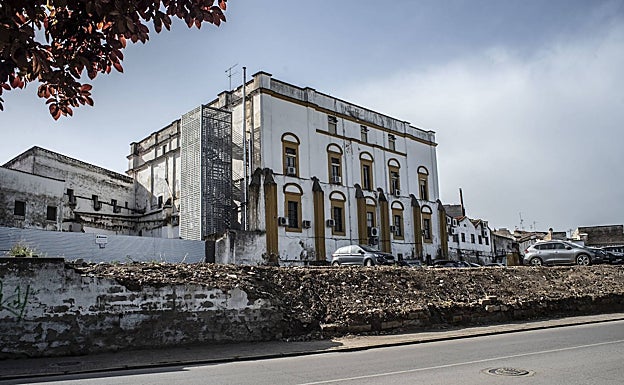 Palacio de Godoy, cuyo muro ha sido derribado. 