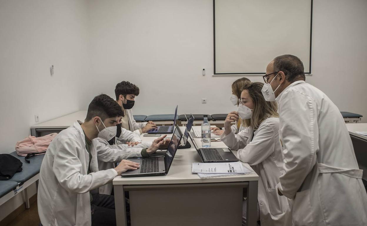 Alumnos de la Facultad de Medicina de Badajoz durante clase.