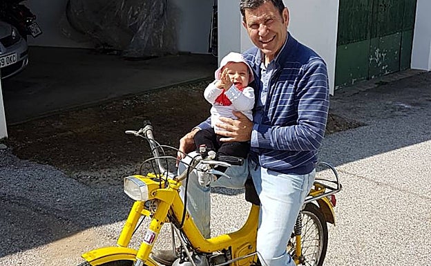 Con su nieta Helena en la moto Ducati que le regalaron sus profesores en 1972. 