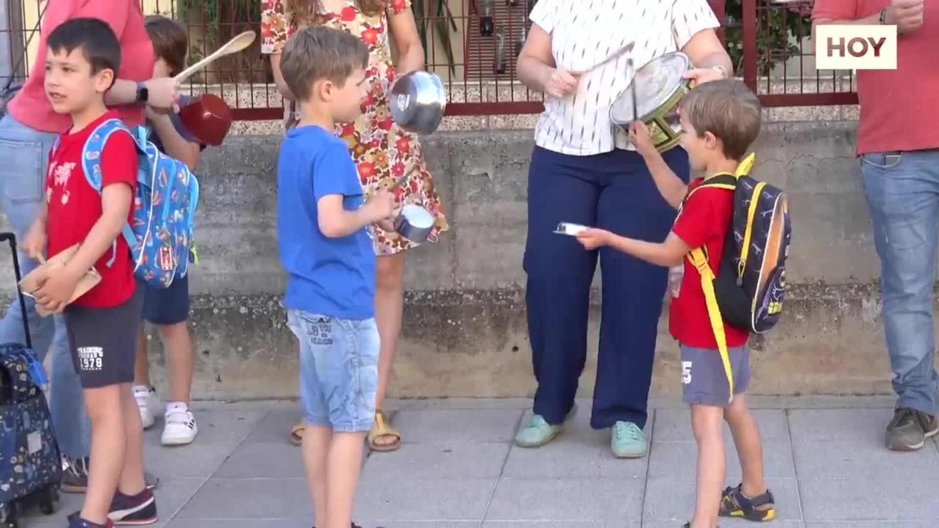 Las familias del colegio Santa Marina participan en una cacerolada para exigir mejoras en los patios