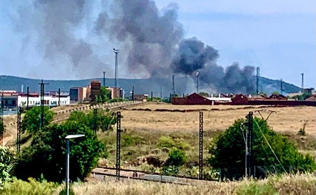 Imagen del incendio, que ha generado una intensa columna de humo negro. 