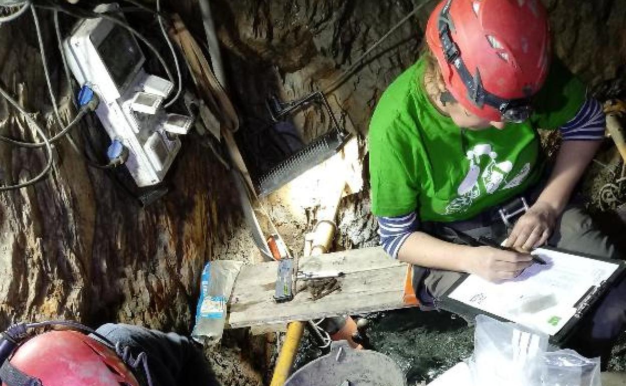 Imagen de archivo de técnicos trabajando en la exhumación de la mina Terría de Valencia de Alcántara. 