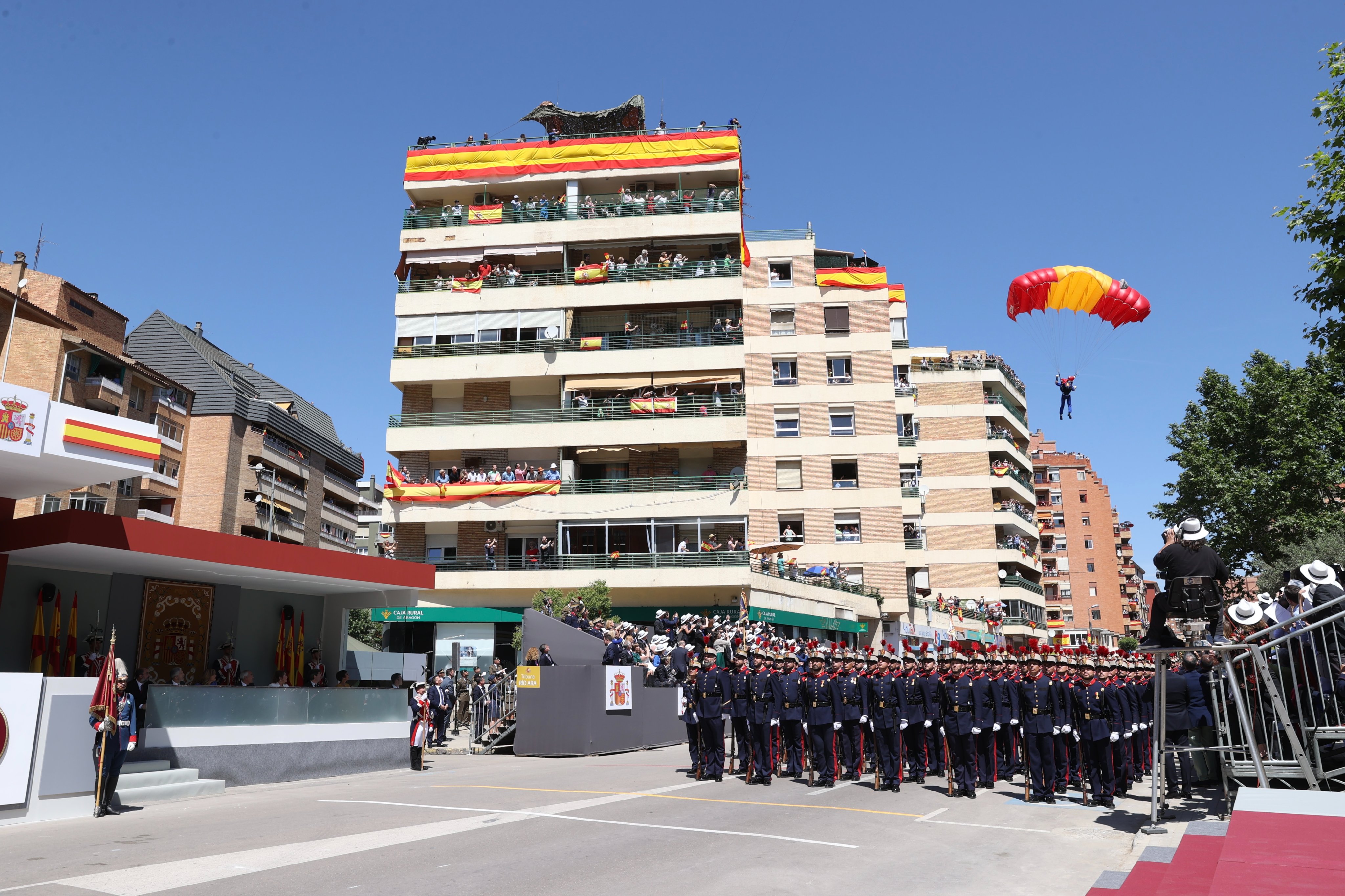 La bandera ha llegado desde el cielo de Huesca. 