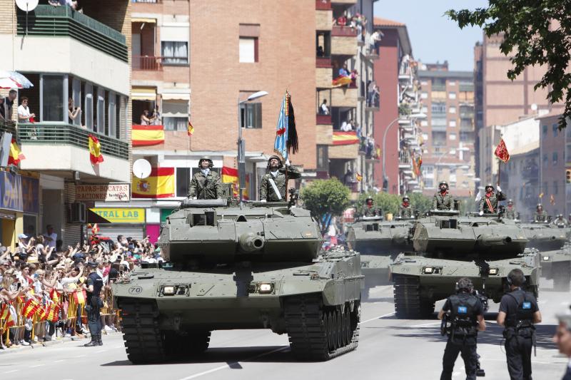 Varios vehículos acorazados, presentes en el Desfile del Día de las Fuerzas Armadas