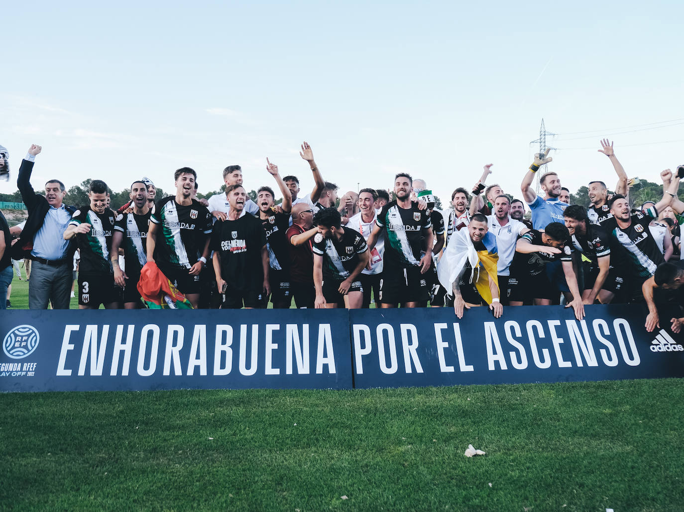 Fotos: Las mejores imágenes del partido y la celebración del ascenso a Primera RFEF del Mérida